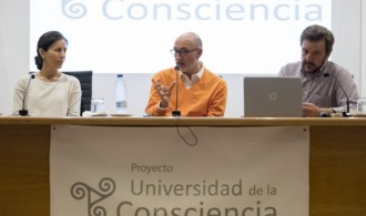 Codirectores del Proyecto Universidad de la Consciencia: Félix Balboa (centro), Profesora Eva Peñas (izquierda) y Profesor Adrián Llerena (derecha)